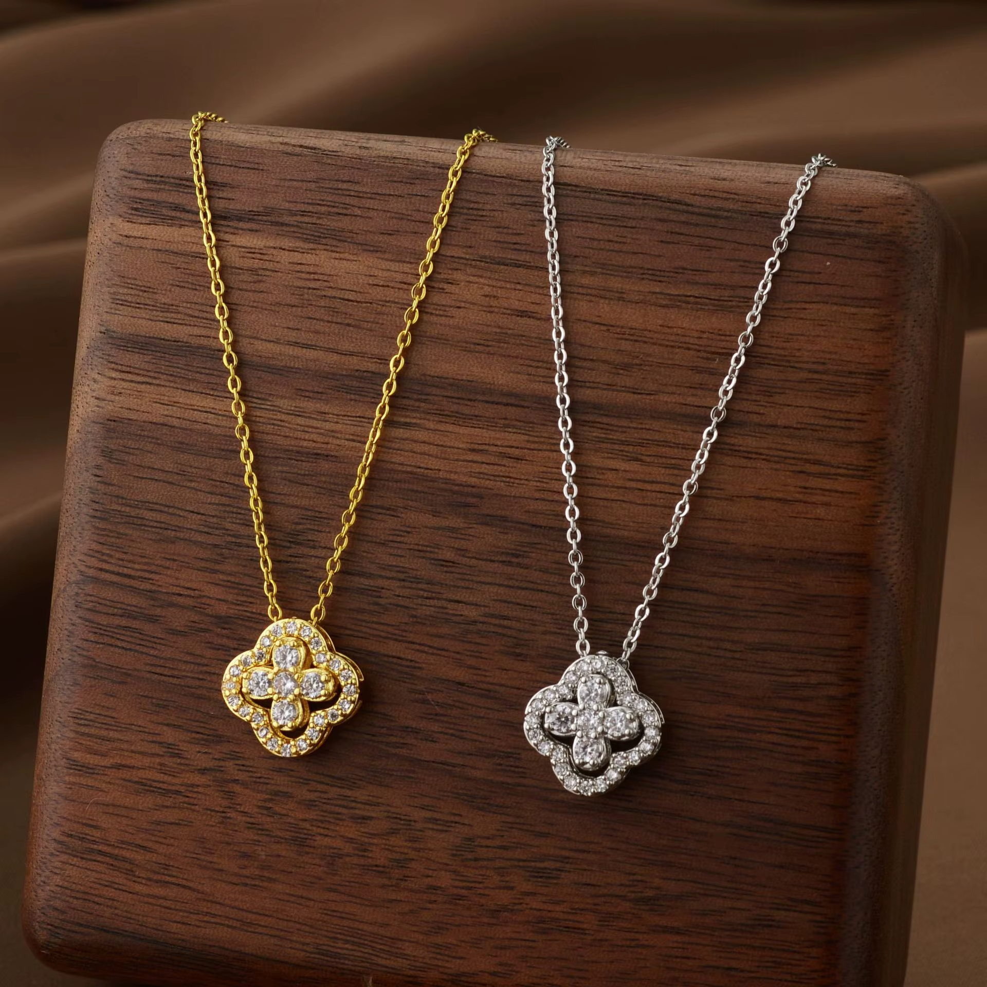 Lora Clover Pendant Necklace